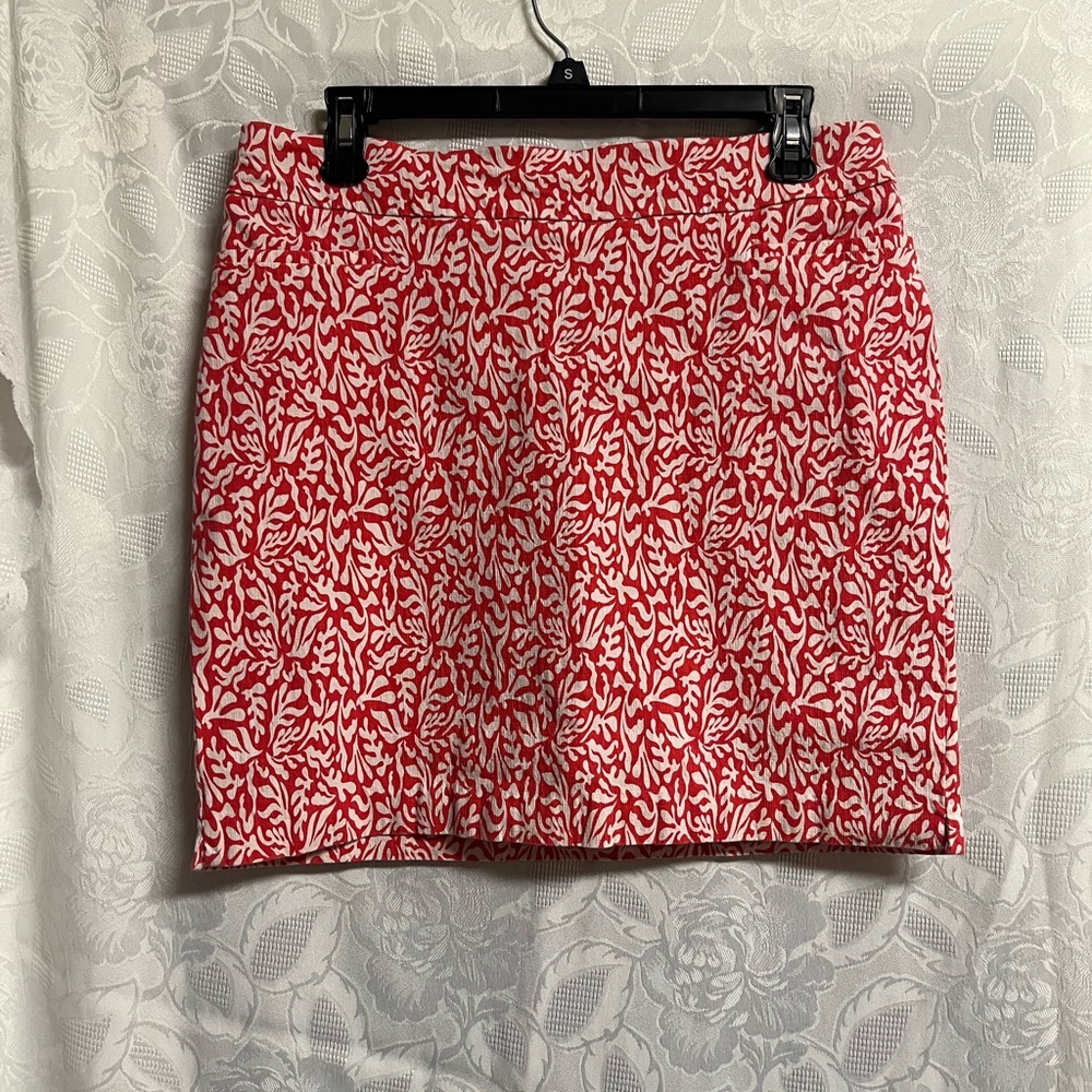 Chic Red and White Leaf Print Skort